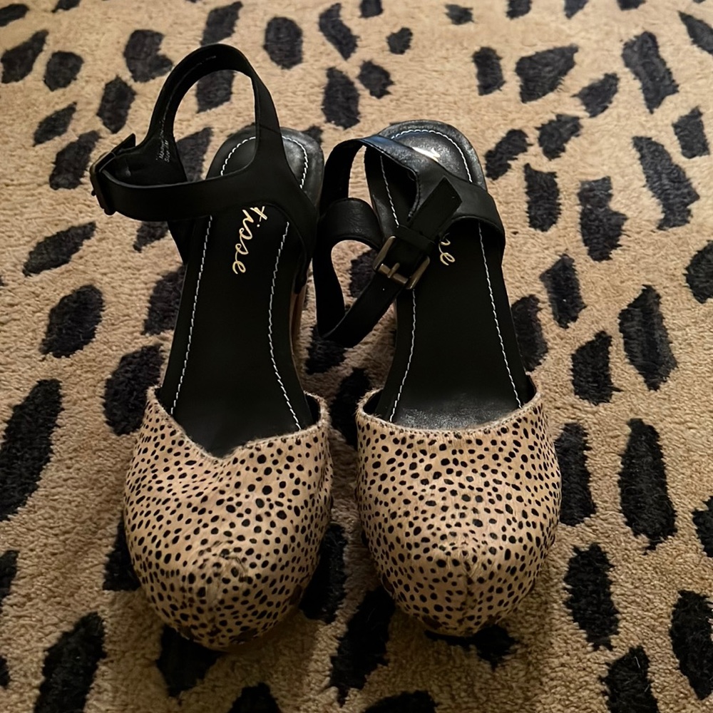 Anthropologie Matisse leopard clogs SZ 9